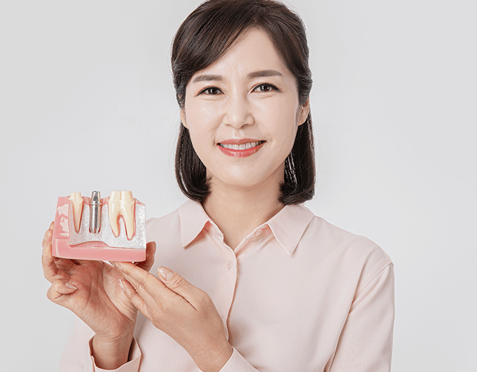 앞니 임플란트가 필요한 경우